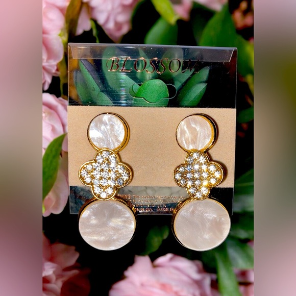 Jewelry - Clasi white earrings